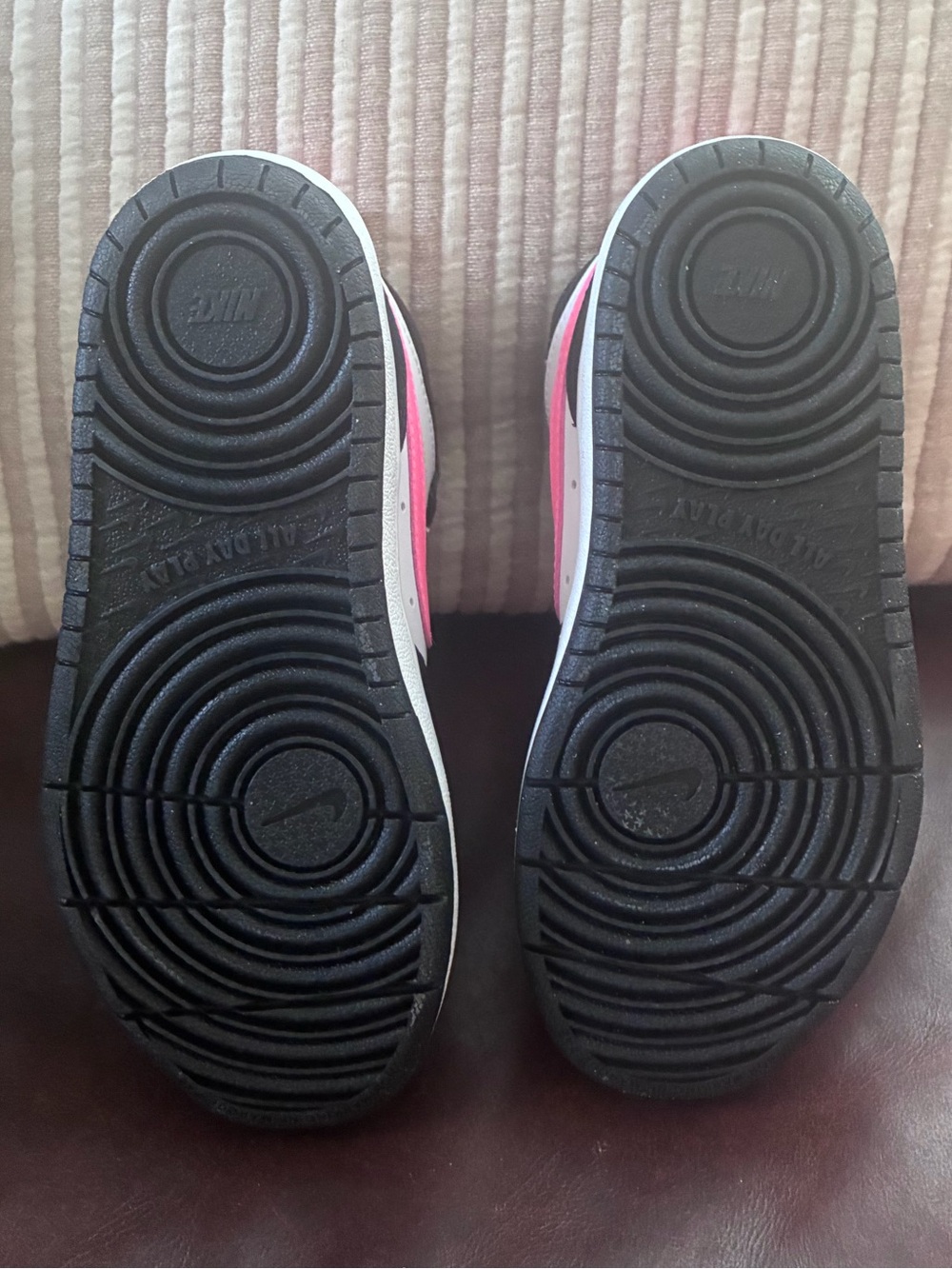 NWT Nike Kids High-Top Sneakers in Black, White & Bright Pink - Picture 8 of 8